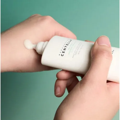 Lekki balsam przeciwsłoneczny z ekstraktem z wąkroty azjatyckiej i drzewa herbacianego SKIN1004 Tea-Trica, 50 ml